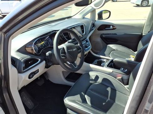 Used 2023 Chrysler Pacifica Limited AWD/4WD image 9