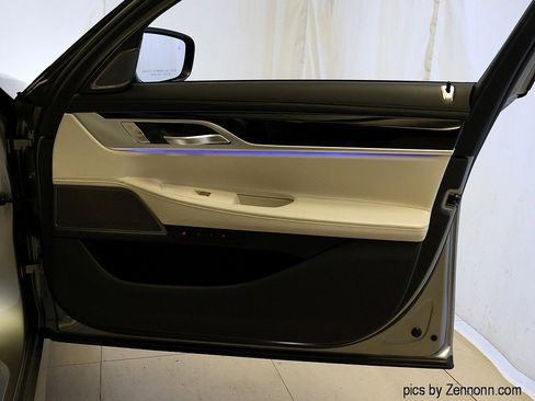 Certified 2022 BMW M760i xDrive w/ Luxury Rear Seating Package image 38