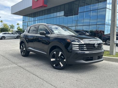 New 2026 Nissan Kicks SR FWD image 2