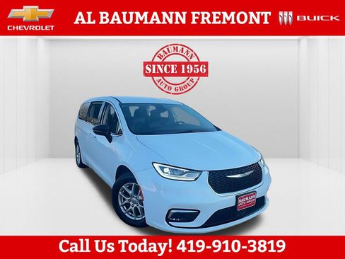 Used 2024 Chrysler Pacifica Touring-L image 4