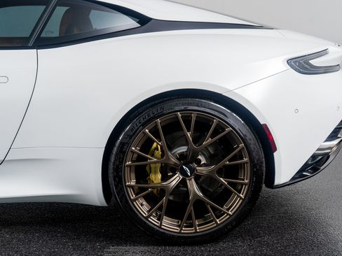 Used 2025 Aston Martin DB12 Coupe image 18