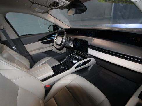 Used 2025 Lincoln Nautilus Premier image 24