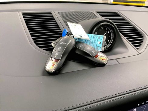 Certified 2023 Porsche Macan image 21