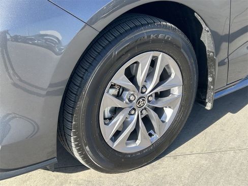 Used 2025 Toyota Sienna XLE w/ XLE Plus Package image 9