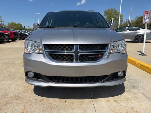 Used 2019 Dodge Grand Caravan SXT w/ Rear Park Assist Package FWD image 2