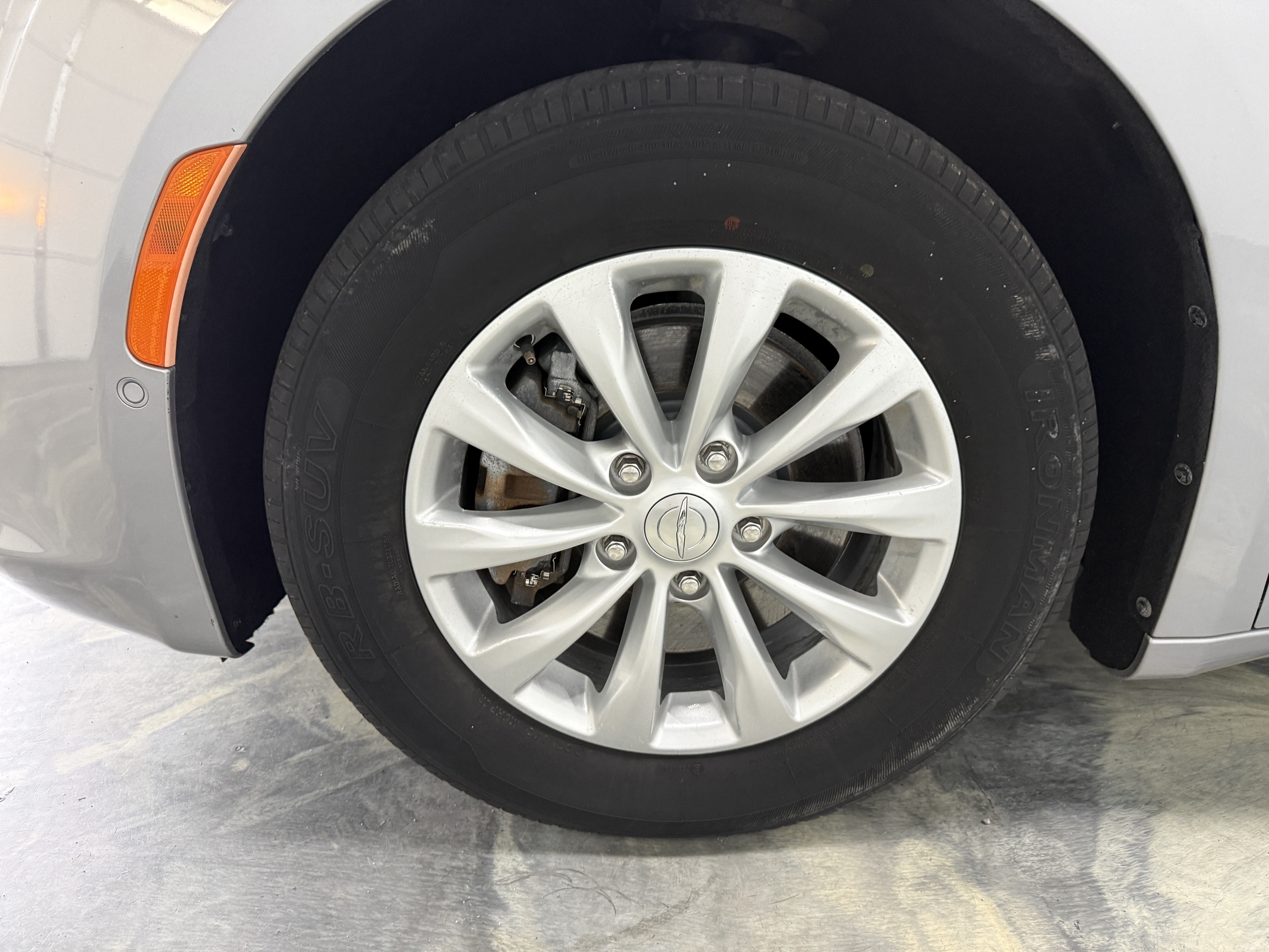 Used 2018 Chrysler Pacifica Touring-L FWD image 32