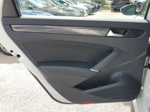 Used 2021 Volkswagen Passat 2.0T R-Line image 9