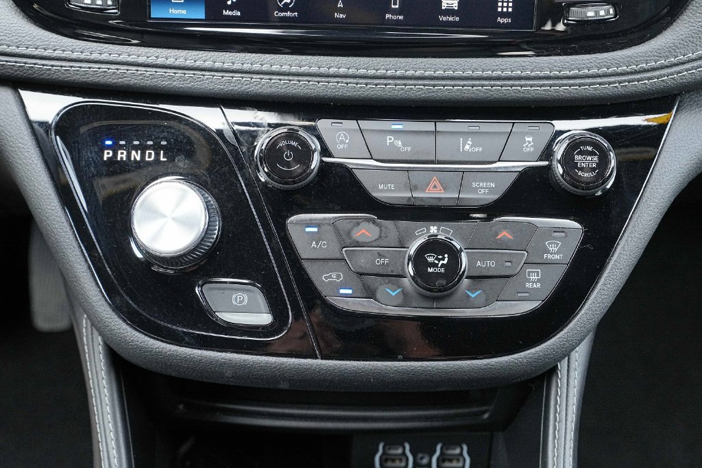 Used 2025 Chrysler Pacifica Limited FWD image 32