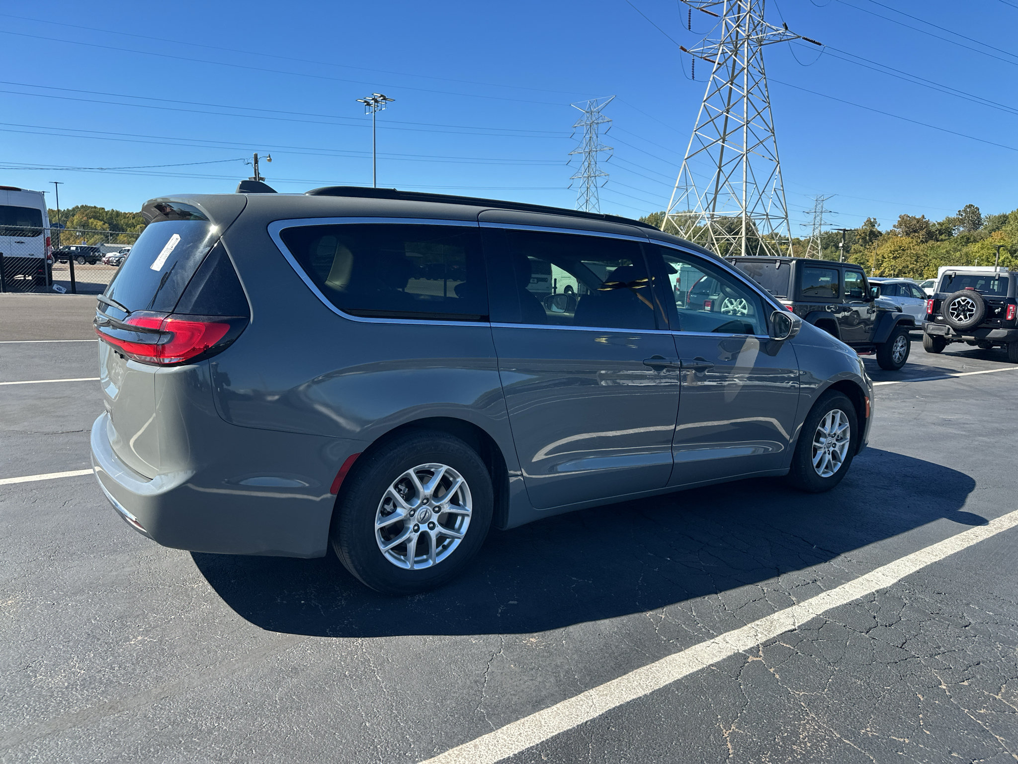 Used 2022 Chrysler Pacifica Touring-L FWD image 5