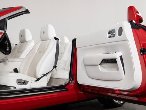 Used 2017 Rolls-Royce Dawn image 14