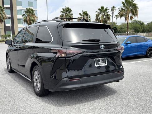 Used 2023 Toyota Sienna XLE w/ XLE Plus Package FWD image 13