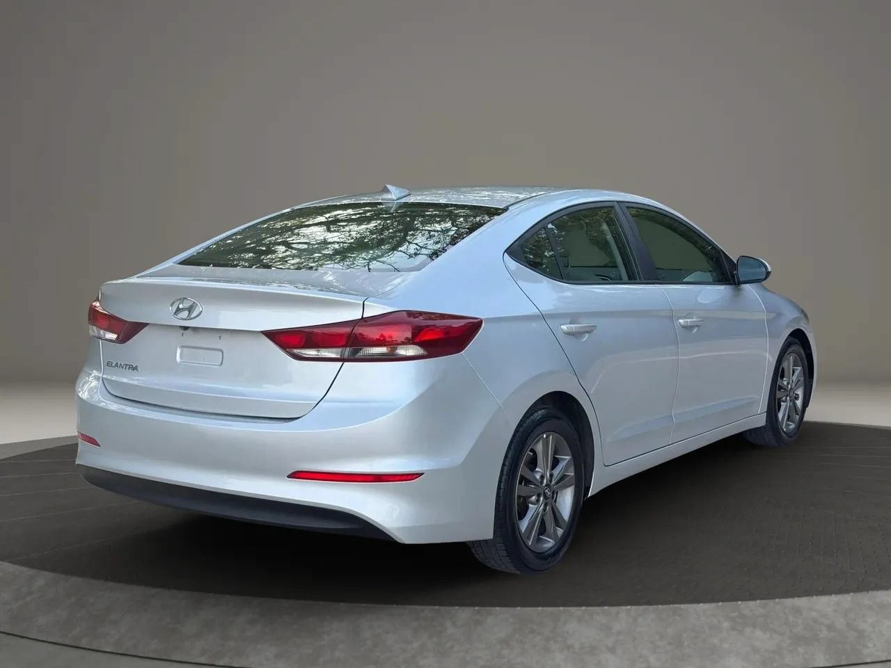 Used 2018 Hyundai Elantra SEL FWD image 6