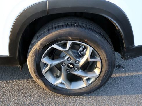 Used 2025 Chevrolet Trax LT w/ LT Convenience Package image 18