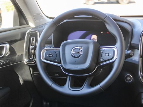 Used 2025 Volvo XC40 B5 Plus image 16