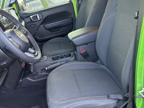 Used 2025 Jeep Gladiator Willys AWD/4WD image 3