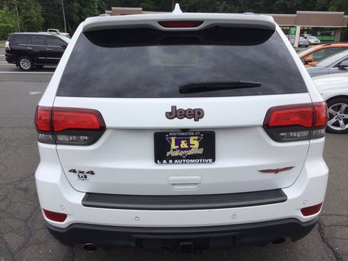 Used 2017 Jeep Grand Cherokee Trailhawk AWD/4WD image 9