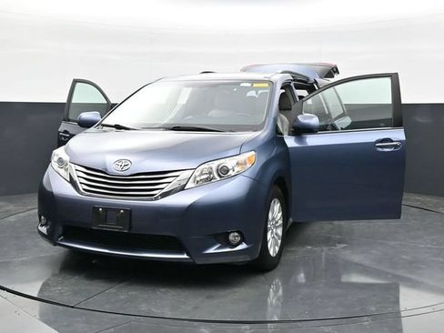 Used 2017 Toyota Sienna XLE FWD image 43
