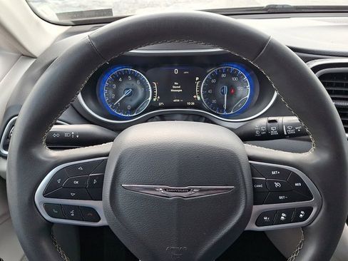 Certified 2023 Chrysler Pacifica Touring-L image 24