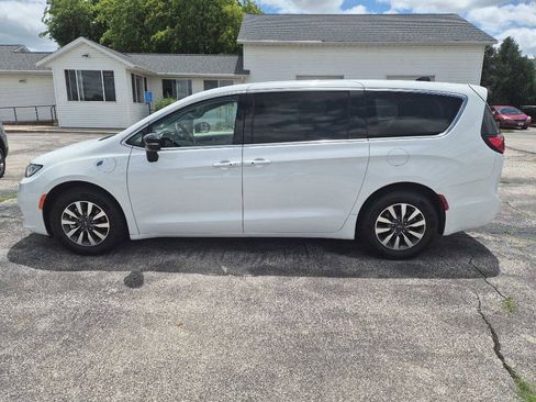 Used 2024 Chrysler Pacifica Limited FWD image 2
