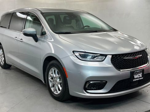 Used 2023 Chrysler Pacifica Touring-L FWD image 7