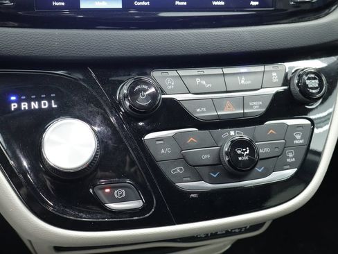 Certified 2023 Chrysler Pacifica Touring-L FWD image 31
