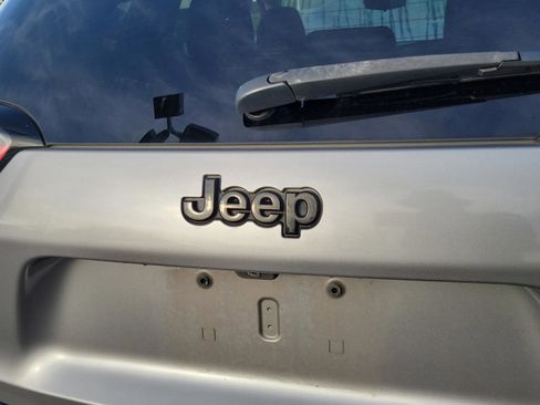 Used 2021 Jeep Cherokee Latitude Plus AWD/4WD image 22