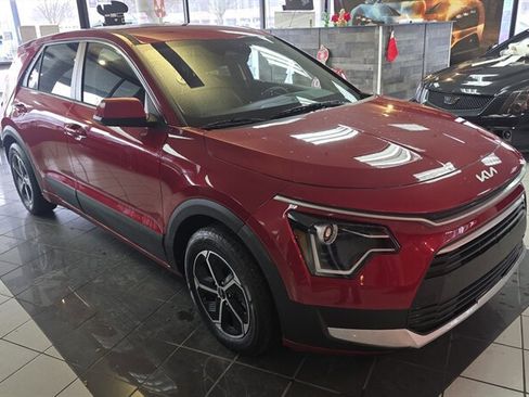 Used 2023 Kia Niro LX image 4