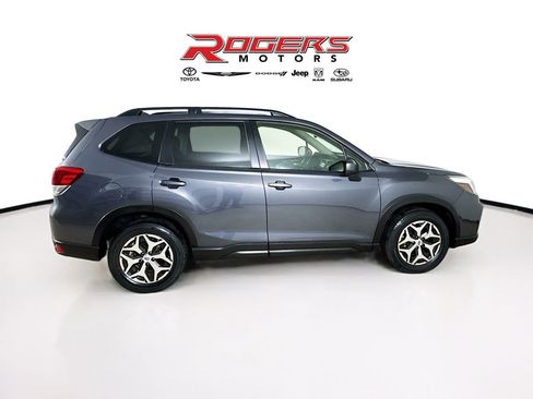 Used 2020 Subaru Forester Premium image 8