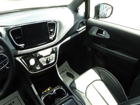 Certified 2026 Chrysler Pacifica Limited FWD image 17