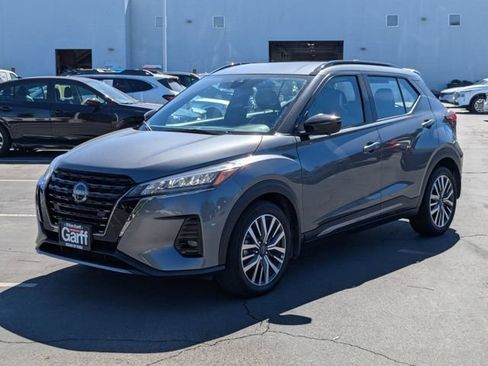 Used 2023 Nissan Kicks SR w/ SR Premium Package FWD image 7