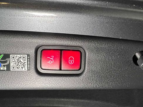 Used 2025 Mercedes-Benz C 300 4MATIC Sedan image 16