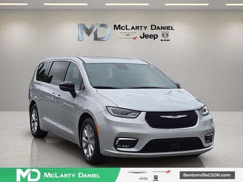 Used 2026 Chrysler Pacifica Limited FWD image 1