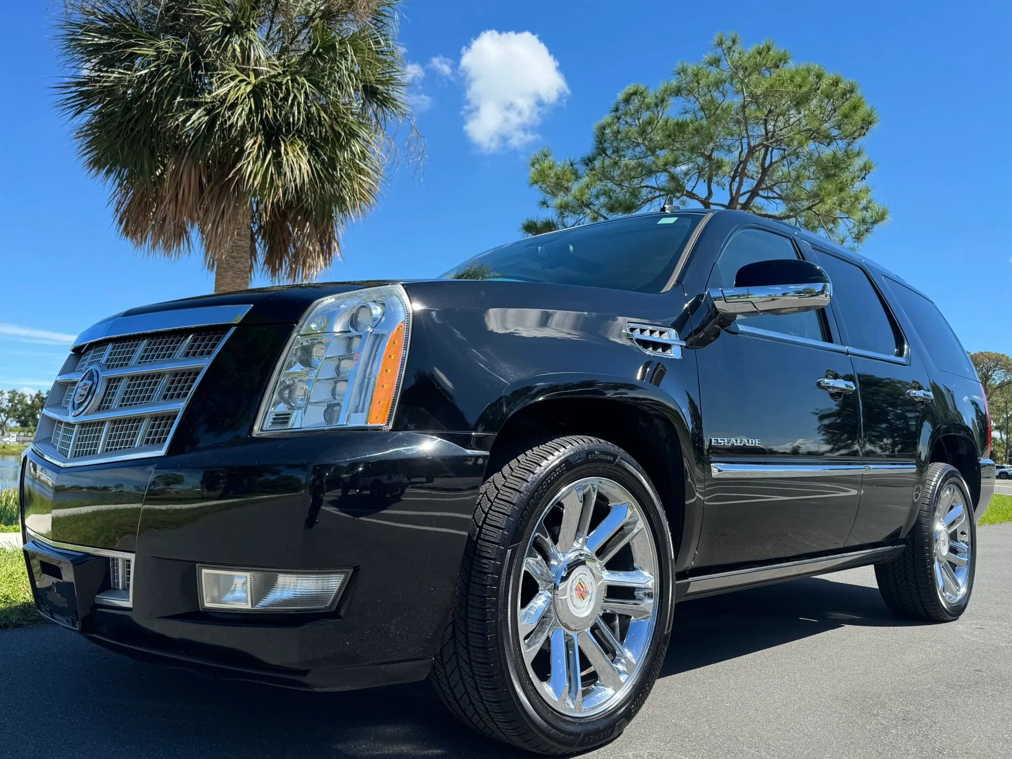 Used 2012 Cadillac Escalade Platinum RWD image 3