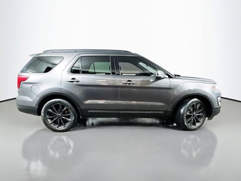 Used 2017 Ford Explorer XLT w/ Equipment Group 202A image 8