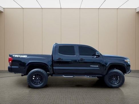 Used 2018 Toyota Tacoma TRD Sport AWD/4WD image 7