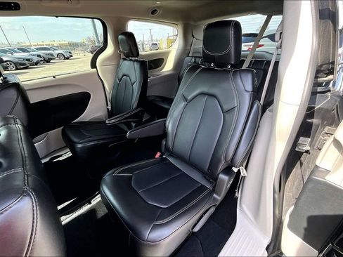 Used 2024 Chrysler Pacifica Touring-L image 37