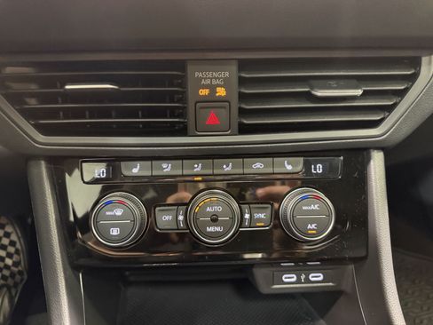 Used 2024 Volkswagen Jetta SE w/ Panoramic Sunroof Package FWD image 16