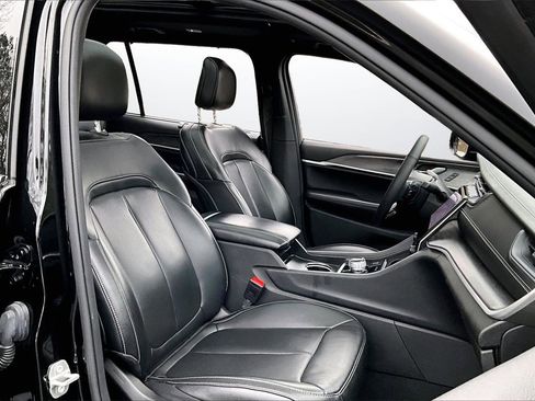 Certified 2024 Jeep Grand Cherokee L Limited w/ Luxury Tech Group II image 24