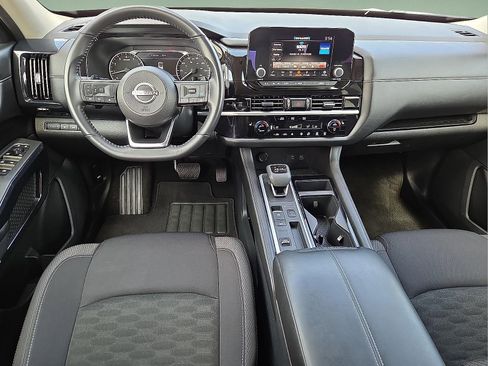 Used 2025 Nissan Pathfinder SV FWD image 12