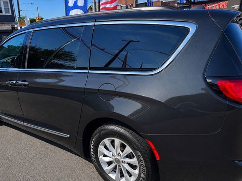 Used 2017 Chrysler Pacifica Touring-L FWD image 2