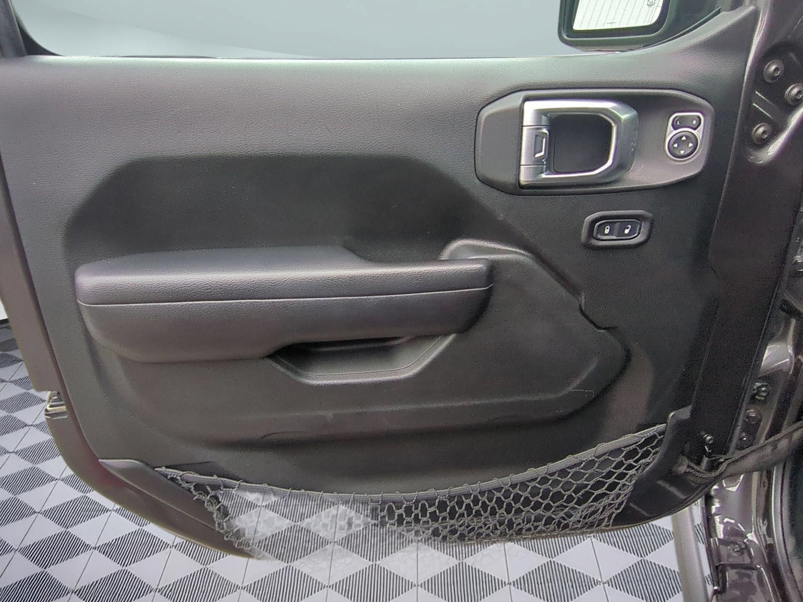 Used 2018 Jeep Wrangler Unlimited Rubicon AWD/4WD image 11