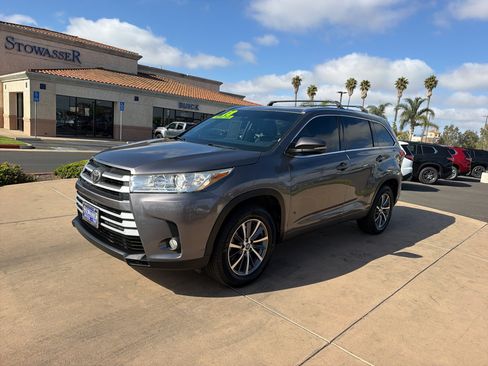 Used 2018 Toyota Highlander XLE FWD image 1