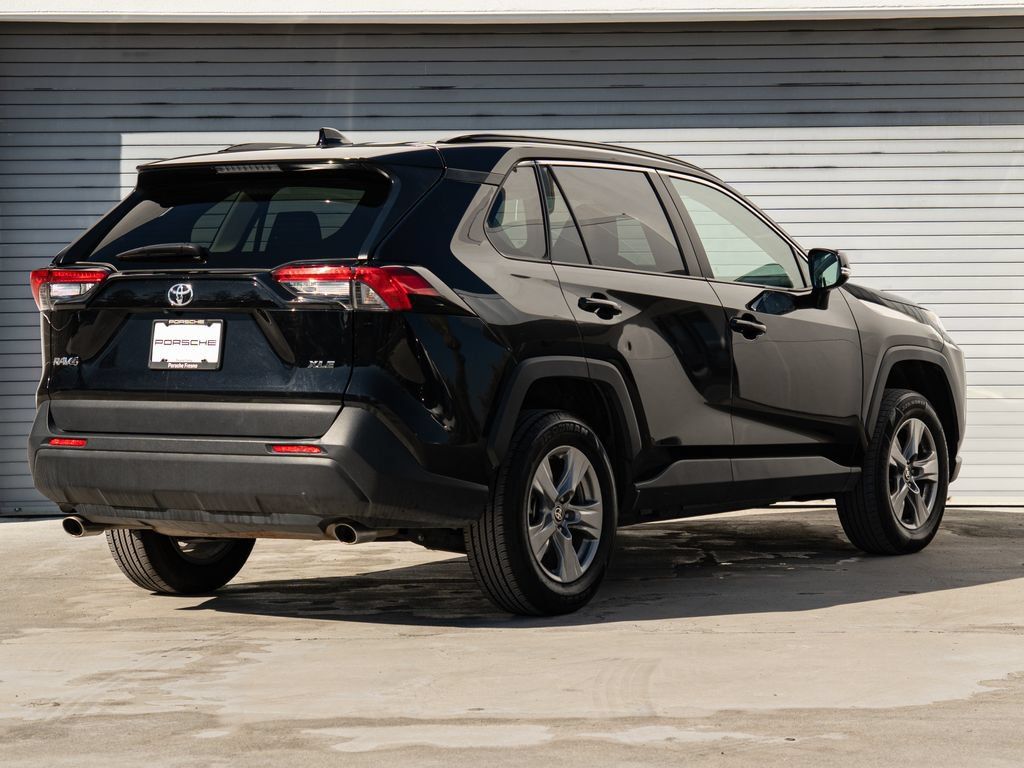 Used 2025 Toyota RAV4 XLE FWD image 27