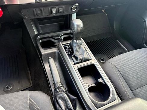 Used 2021 Toyota Tacoma SR5 w/ Trail Edition image 31