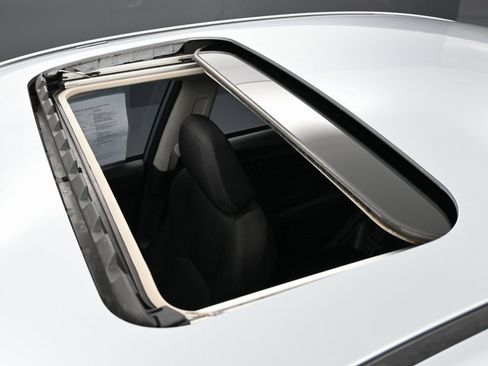 Used 2017 Subaru Impreza 2.0i Premium image 9