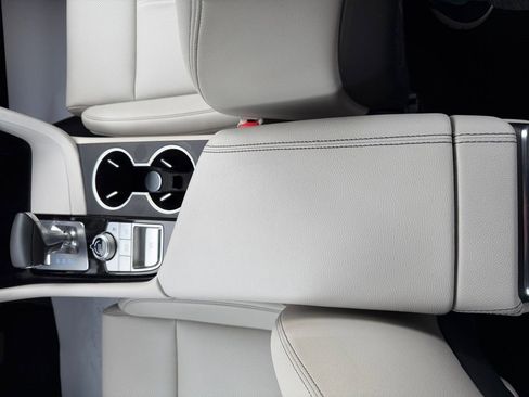 Used 2025 Genesis G70 2.5T image 23