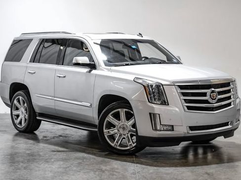 Used 2015 Cadillac Escalade Luxury AWD/4WD image 8