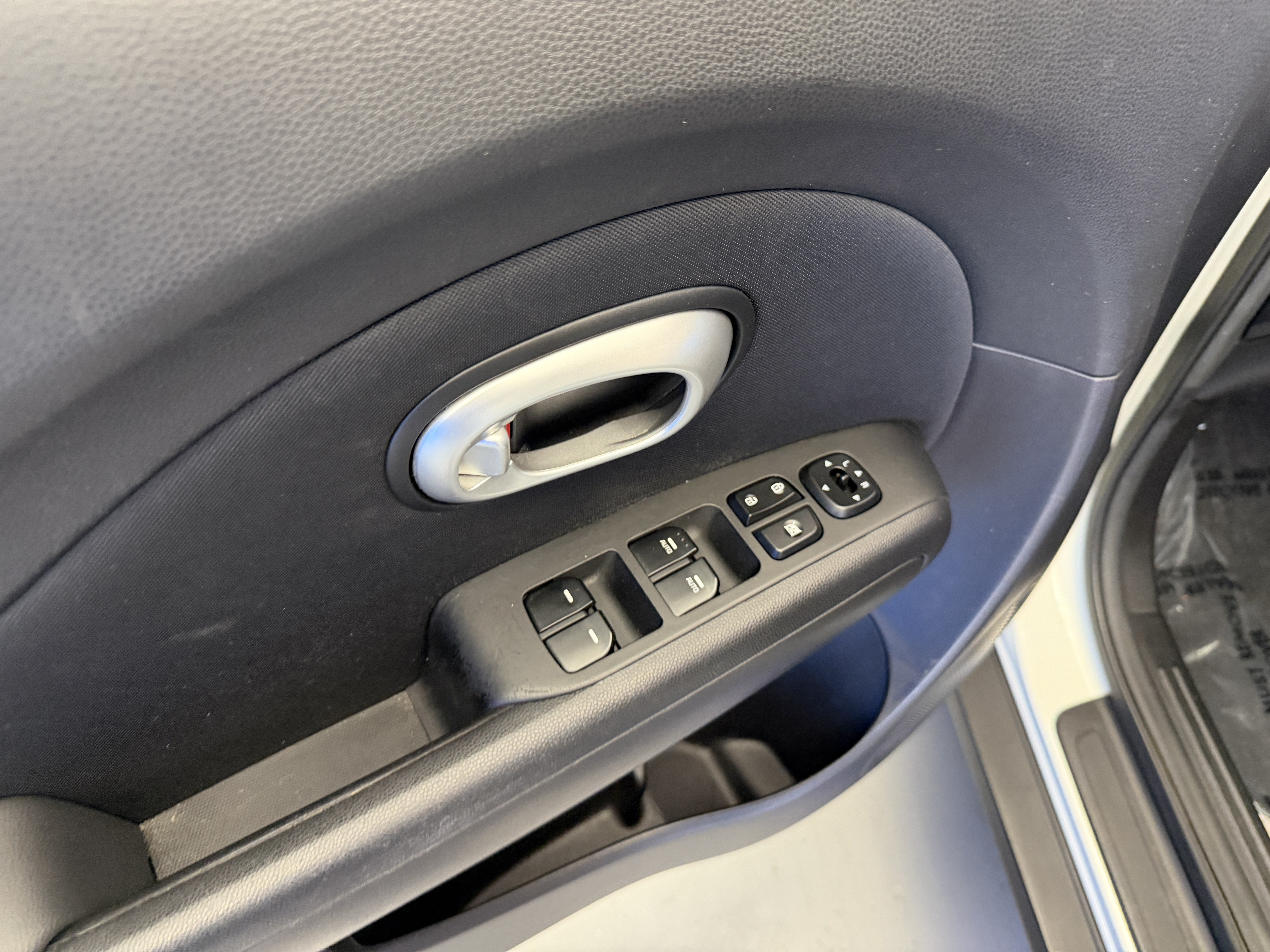 Used 2016 Kia Soul + FWD image 10
