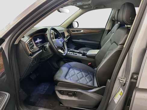 Used 2025 Volkswagen Atlas SE AWD/4WD image 13