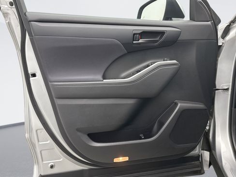 Used 2023 Toyota Highlander LE image 9